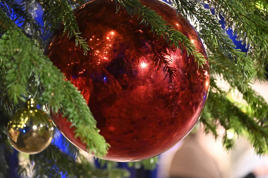 eine rote Weihnachtsbaumkugel am Baum