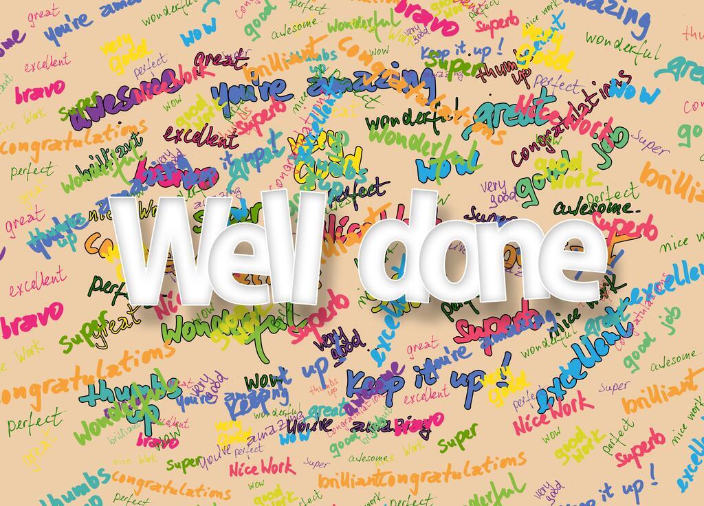 Eine Fläche mit vielen durcheinander per Hand geschriebenen Komplimenten auf Englisch. Groß darüber: "Well done"