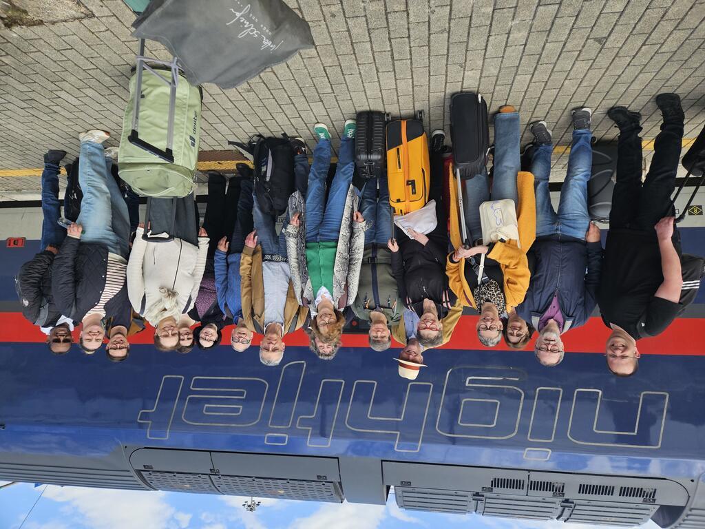 Gruppenbildder Reisegruppe vor dem Nightjet-Wagen