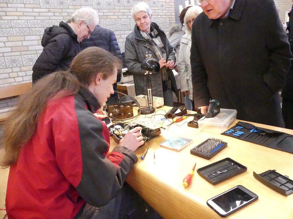 Ein Bild nicht aus der Vesperkirche, sonder aus der Christuskirche: Repaircafé im Einsatz