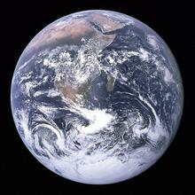 „Blue Marble“, die während des Fluges von Apollo 17 zum Mond am 7. Dezember 1972 entstandene Fotoaufnahme von der Erde