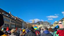 Demonstration für die Ukraine am 27.2.2022 auf dem Schweinfurter Martkplatz. Im Hintergrund die St. Johanniskirche.