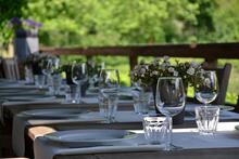 festlich gedeckter Tisch im Freien