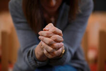 Betende Frau in Kirche