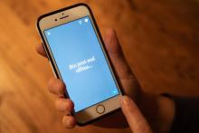 Auf einem Smartphone ist der Text zu lesen: "Bin jetzt mal offline"