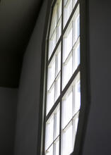 Die Kirche ist dunkel, die Fenster hell