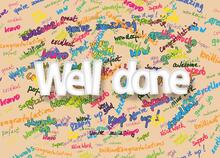 Eine Fläche mit vielen durcheinander per Hand geschriebenen Komplimenten auf Englisch. Groß darüber: "Well done"