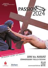 Plakat der Sömmersdorfer Passionsspiele 2024: Jesus liegt am Boden, das Kreuz auf der Schulter, und streckt seine Hand aus zu einer in blau gekleideten Frau