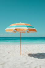 ein Sonnenschirm am Strand
