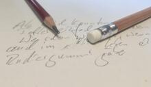 Der Text handschriftlich "Als Kind konnten wir Fehler einfach ausradieren. Wie schön wäre es, wenn es auch im (radierte Lücke) Leben einen Radiergummi gäbe." Darüber ein Bleistift und die Rückseite eines Bleistifts mit Radiergummi.