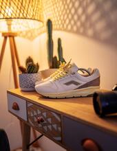 Laufschuhe stehen dekorativ auf einem Regal