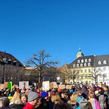 Demonstration "nie wieder ist jetzt" am 27.1.2024 in Schweinfurt. Der Platz ist voll. Im Hintergrund der Turm von St. Johannis.