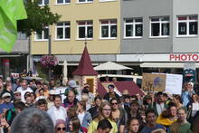 Die Schweinfurter Wagenkirche auf der Klima-Demo am Schweinfurter Marktplatz zwischen den Demonstrierenden am 20.9.2019