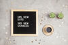 Schild "365 new days - 365 new chances", daneben einen Kaffeetasse
