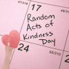 In einem Kalender steht im Feld für den 17. handschriftlich: "Random Acts of Kindness Day"