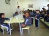 kleine Kinder sitzen in der Creche in Brasilien an Tischen und blicken ins Bild