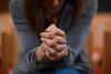 Betende Frau in Kirche