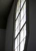 Die Kirche ist dunkel, die Fenster hell