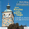 Der Turm der St. Johanniskirche Schweinfurt vor blauem Himmel. Die Kirchturmuhr sieht aus wie eine Nase zwischen den zwei Fenstern als Augen. Darunter ist mit einem Strich ein Mund angedeutet. Die Kirche ist übersät mit kleinen blauen Punkten.