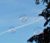Seifenblasen vor blauem Himmel