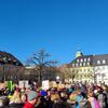Demonstration "nie wieder ist jetzt" am 27.1.2024 in Schweinfurt. Der Platz ist voll. Im Hintergrund der Turm von St. Johannis.