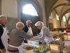 Ehrenamtliche Gastgebende an der Essensausgabe der Vesperkirche